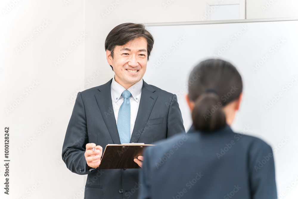 塾・学校の教室で中学生・高校生に勉強を教える男性講師・教師
塾・学校の教室で中学生・高校生に勉強を教える男性講師・教師