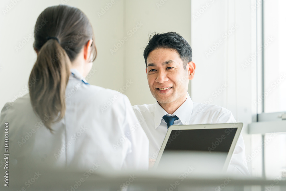 女医に診察を受けている男性ビジネスマン(説明・セカンドオピニオン・インフォームドコンセント)
女医に診察を受けている男性ビジネスマン(説明・セカンドオピニオン・インフォームドコンセント)
