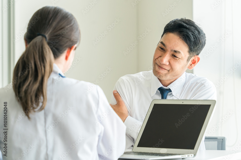 腕の痛みを医師に相談する中年男性(打撲・痺れ・打ち身)
腕の痛みを医師に相談する中年男性(打撲・痺れ・打ち身)