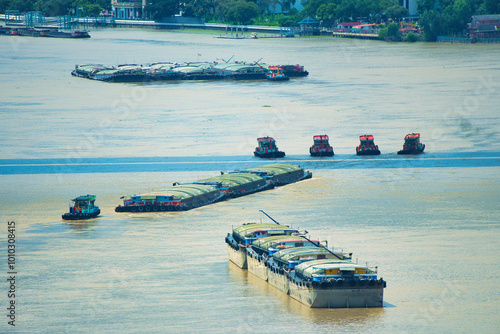 チャオプラヤー川に停留中の船舶　ラマ3世通り　バンコク　Chao Phraya river at Bangkok Rama 3 area photo