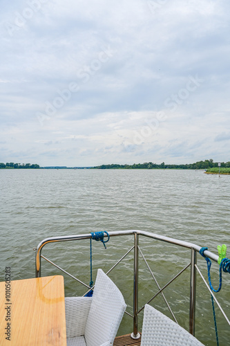 Mit dem Hausboot über die Havel – Entspannender Wochenendtrip auf dem Wasser durch Brandenburg an der Havel, Deutschland photo