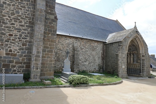 L'église Saint-Suliac, église de style gothique, village de Saint-Suliac, département d'Ile et Vilaine, Bretagne, France photo