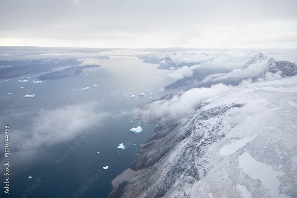 Φωτογραφία A helicopter view of the snowy mountains and fjords of Greenland in autumn