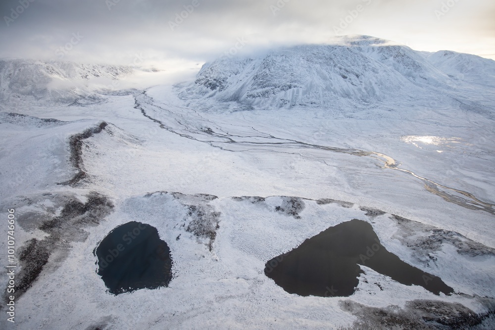 Φωτογραφία A helicopter view of the snowy mountains and fjords of Greenland in autumn