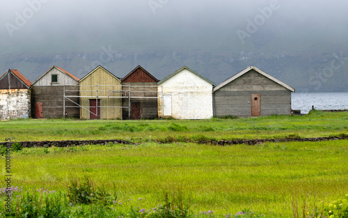 Hósvík, Islas Feroe, julio de 2024
Cabañas de pescadores un día de niebla,  una joya arquitectónica en el paisaje. photo