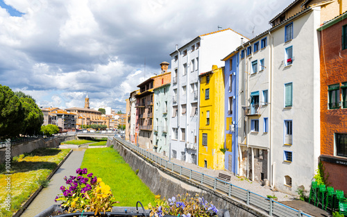 Pasaje urbano de la ciudad de Barbastro con el puente sobre el río Vero, provincia de Huesca, Aragón España