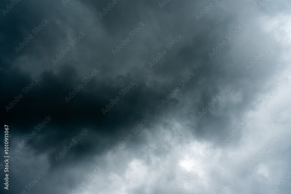 Obraz premium Dark dramatic storm cumulus clouds in autumn. An impending storm, hurricane or thunderstorm. Bad weather.