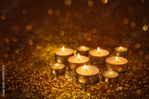 Obraz na płótnie Burning candles on a golden background w salonie