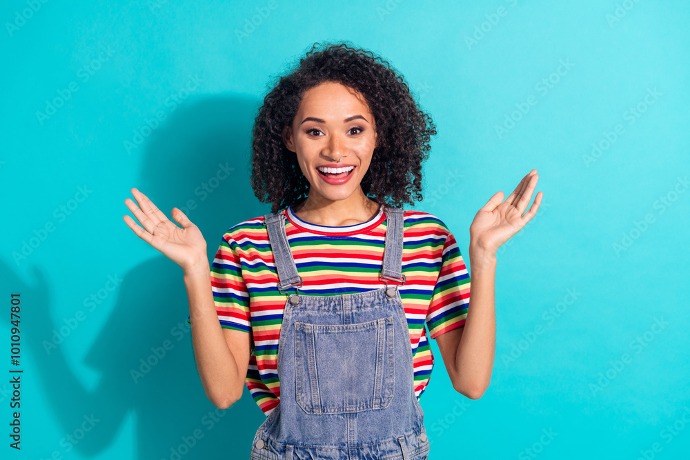 Φωτογραφία Photo portrait of pretty young girl raise hands amazed wear trendy denim outfit