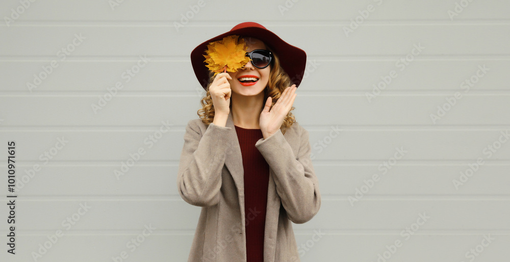 Φωτογραφία Autumn portrait of beautiful happy smiling woman with yellow maple leaves, styli