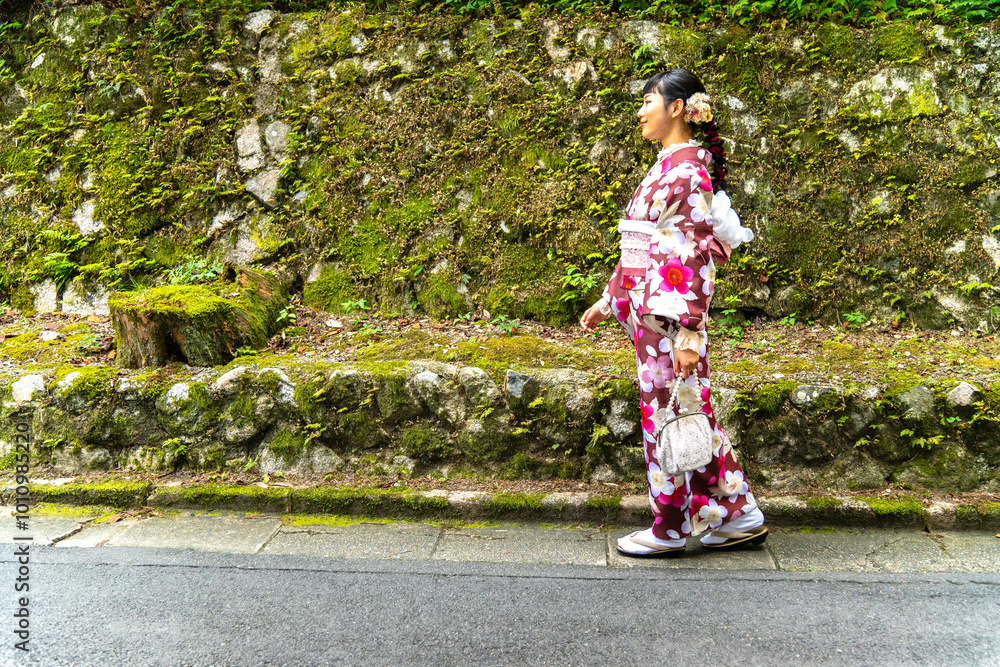 街歩きをする着物の女性 街歩きをする着物の女性