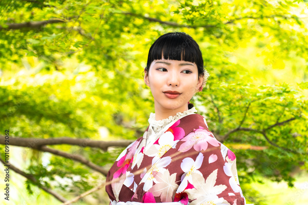 街歩きをする着物の女性