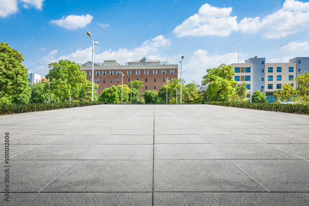 Naklejka premium Expansive Urban Plaza Surrounded by Lush Greenery and Modern Architecture