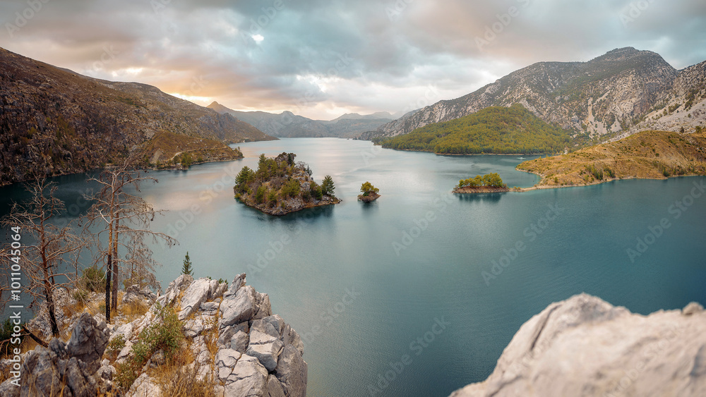 Fototapeta premium lake and mountains