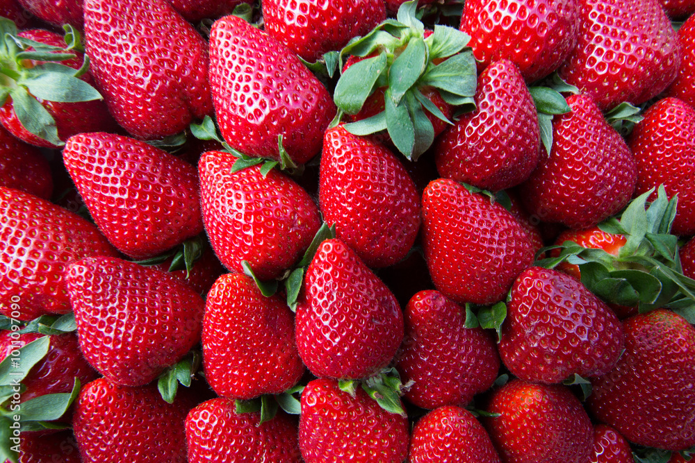 Strawberries stack in a symmetric order Strawberries stack in a symmetric order