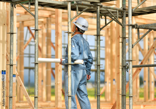 住宅建築工事の点検を行うエンジニア