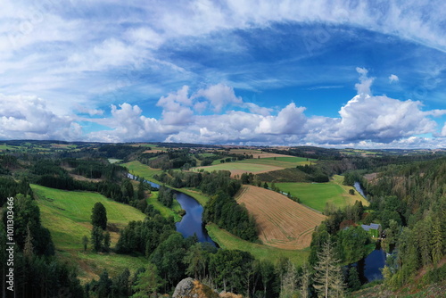 Luftbild der malerischen Flussschleife am Petersgrat Blick, die sich durch eine vielfältige Landschaft schlängelt. Die Szene wirkt ruhig und idyllisch. Joditz, Köditz, Oberfranken, Deutschland.