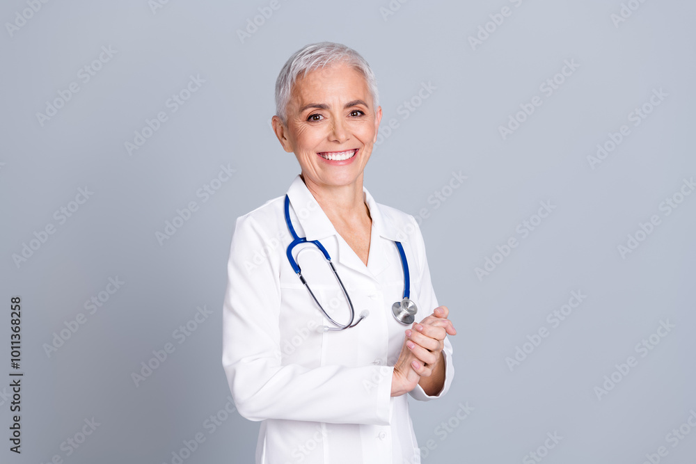 Photo portrait of pensioner lady provide medical help doctor professional dressed white robe uniform isolated on gray color background Photo portrait of pensioner lady provide medical help doctor professional dressed white robe uniform isolated on gray color background