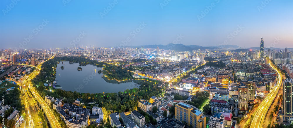 Fototapeta premium Captivating Cityscape at Dusk: A Vibrant Urban Metropolis