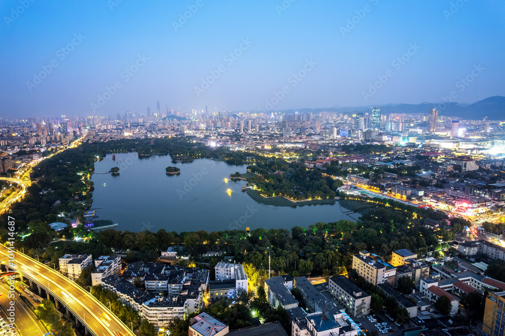 Obraz premium A Serene Sunset Over a Bustling Urban Landscape with a Shimmering Lake