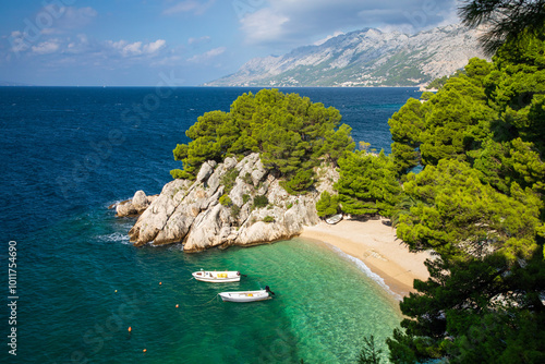 Fototapeta Naklejka Na Ścianę i Meble -  Turquoise waters on the beach in Brela in Croatia