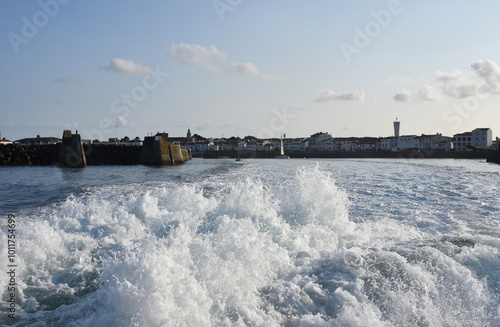 Sillage de vedette au départ de Port Joinvielle, Vendée, France.  photo