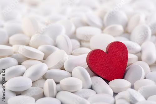 Принти на полотні Red heart on heap of many various medicine pills