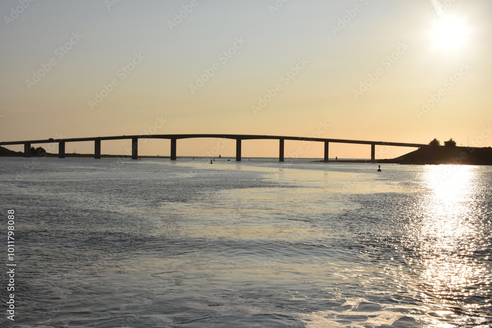 Pont de Noirmoutier en contrejour avec coucher de soleil. Pont de Noirmoutier en contrejour avec coucher de soleil.