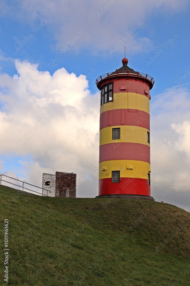 Der Pilsumer Leuchtturm in Ostfriesland Der Pilsumer Leuchtturm in Ostfriesland