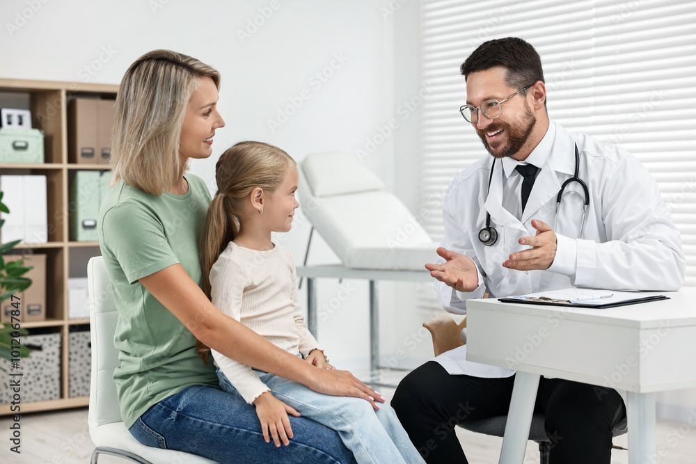 Obraz premium Doctor consulting little girl and her mother in hospital