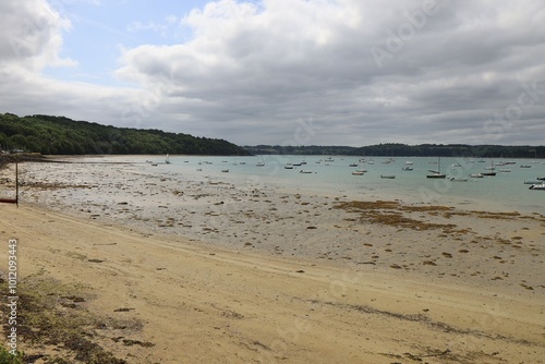 La plage le long de la rivière la Rance, village de Saint-Suliac, département d'Ille et Vilaine, Bretagne, France photo