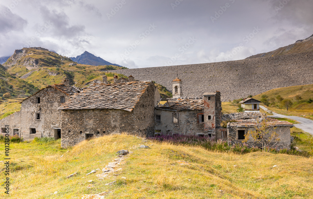 Village abandonné au pied du Barrage du Mont Cenis dans les Alpes Village abandonné au pied du Barrage du Mont Cenis dans les Alpes