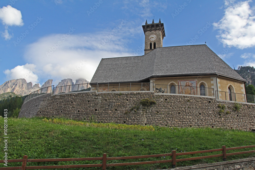 la chiesa dei Santi Filippo e Giacomo a Campitello; Val di Fassa, Trentino la chiesa dei Santi Filippo e Giacomo a Campitello; Val di Fassa, Trentino