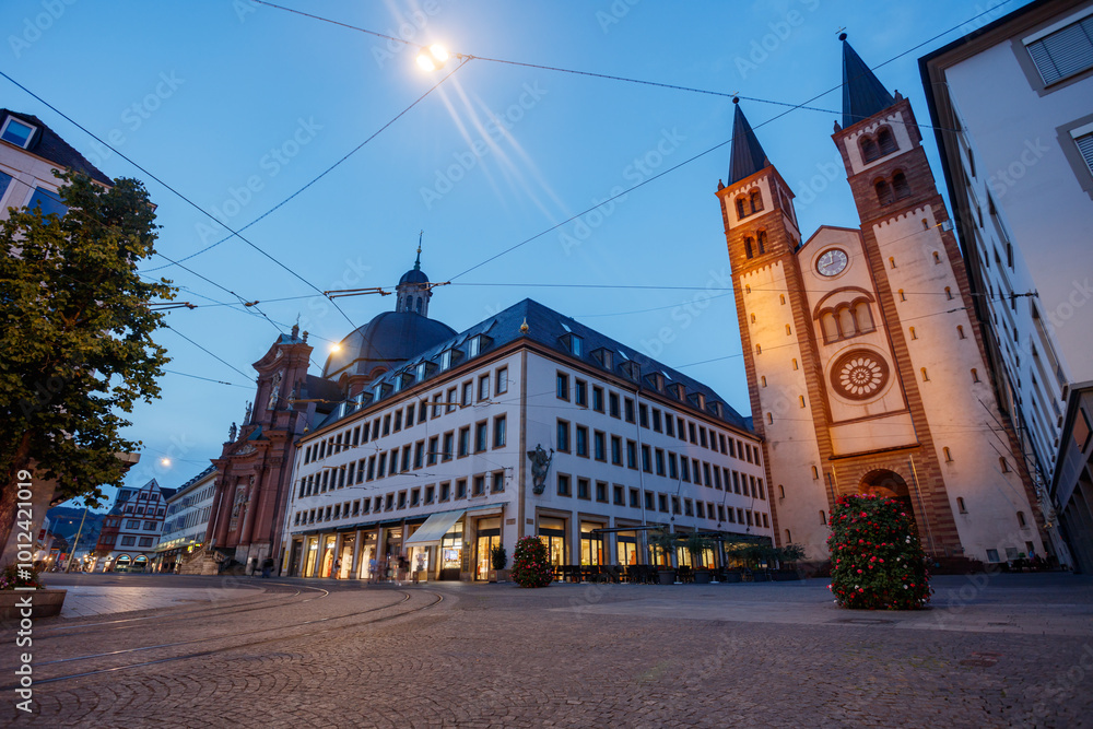 Φωτογραφία Night street scene with a glowing cathedral of Wurzburg, Germany
