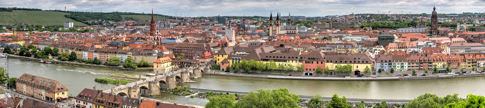 Naklejka premium Übersicht über die Altstadt von Würzburg mit Häusern, Kirchen und dem Fluss Main