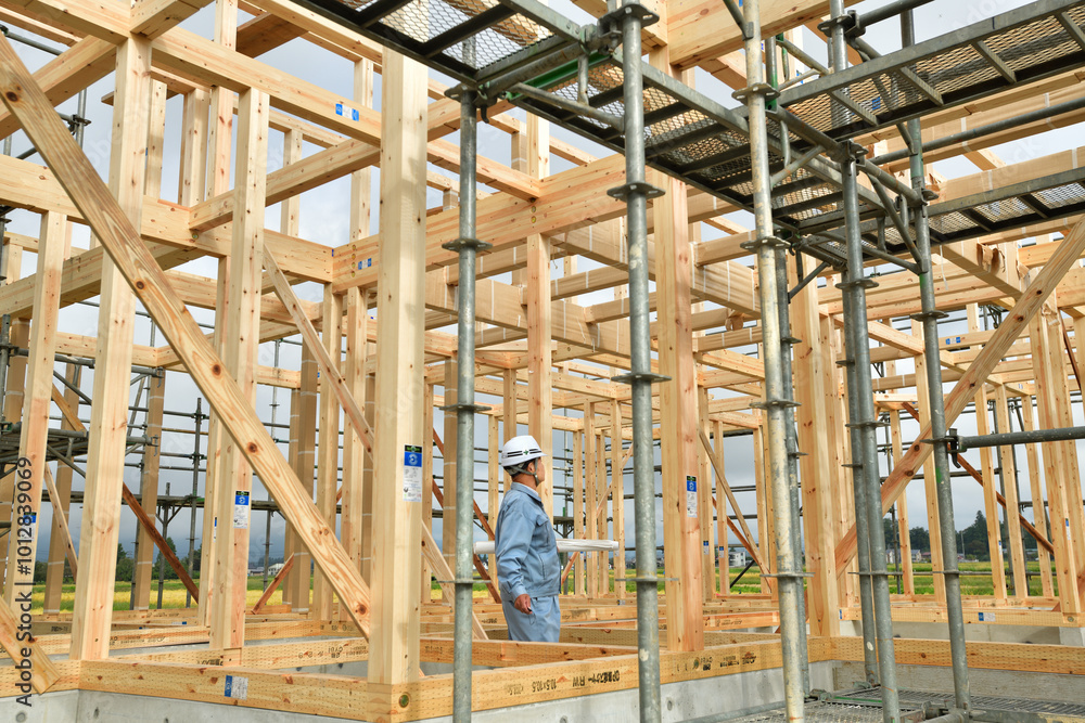 注文住宅建築工事の点検を行う現場監督 注文住宅建築工事の点検を行う現場監督