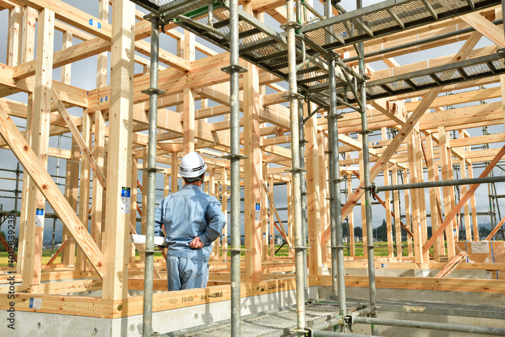 Fototapeta premium 注文住宅建築工事の点検を行う現場監督
