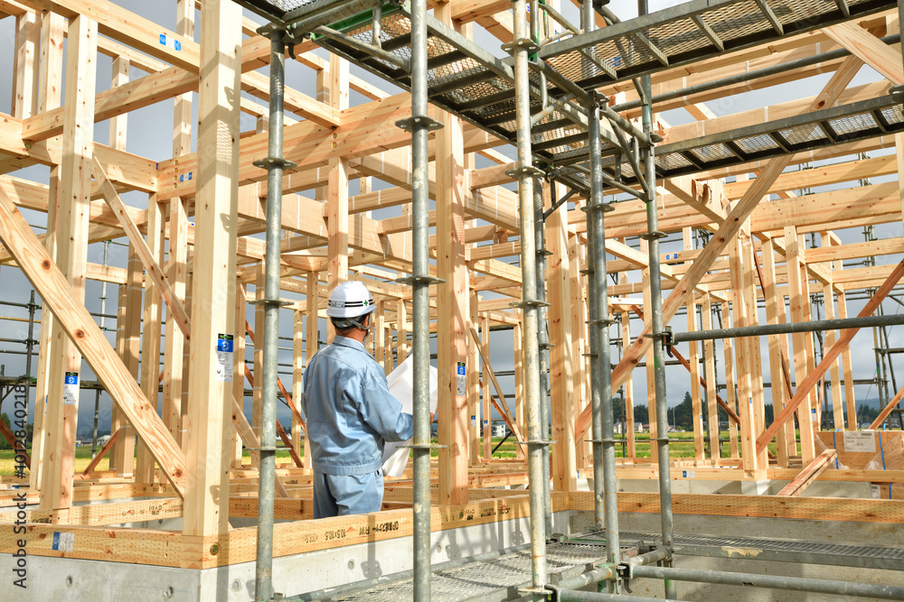 注文住宅建築工事の点検を行う現場監督 注文住宅建築工事の点検を行う現場監督