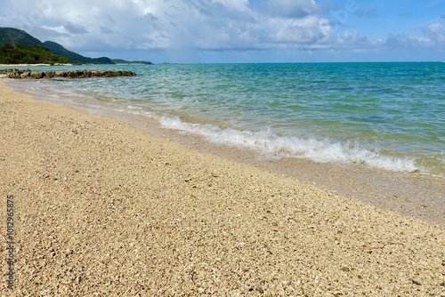 エメラルドグリーンの美しい海と砂浜 沖縄