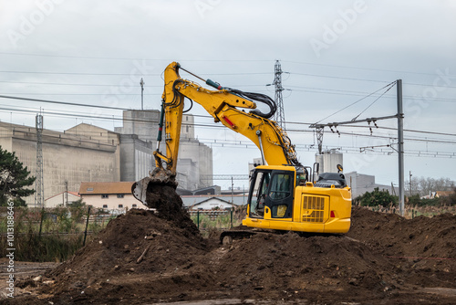 Preparação do terreno para a construção residencial com uma retroescavadora giratória