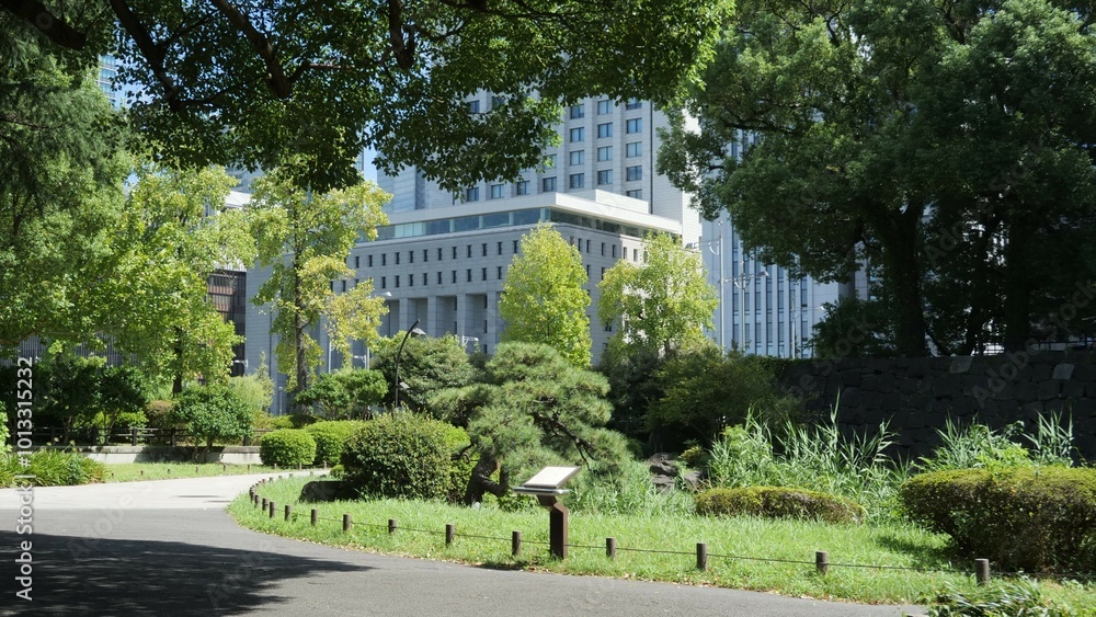 Obraz premium 日比谷公園から見た東京の都市景観