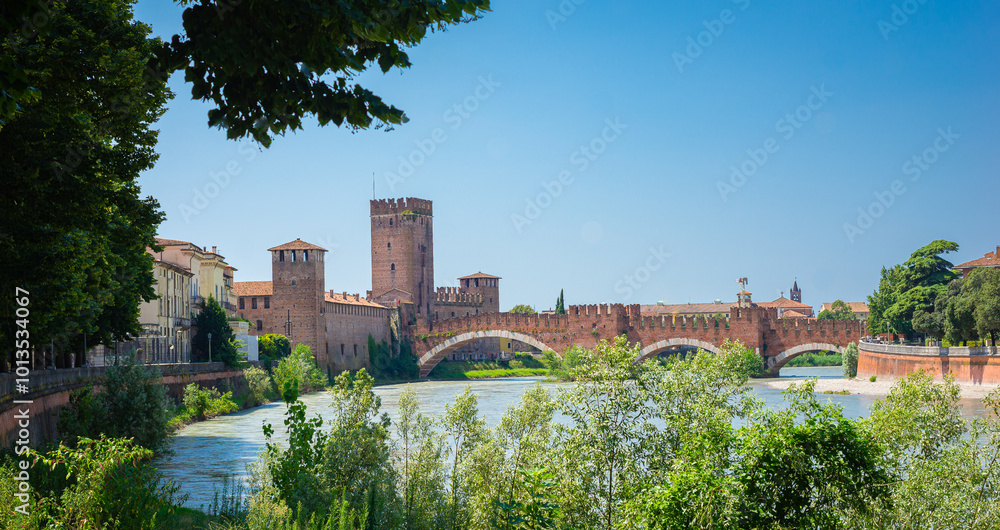 Obraz premium Scenic view of the famous Castelvecchio Bridge over the Adige river in the old city of Verona, Italy