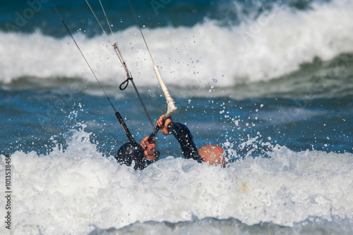 Mar y kitesurf en una tarde de verano photo