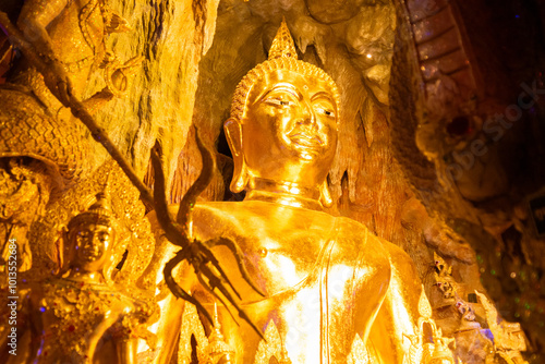 Obraz na płótnie Golden Buddha statue of Buddhism w salonie