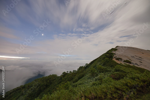 燕岳から望む美しい雲海と夜明けの絶景