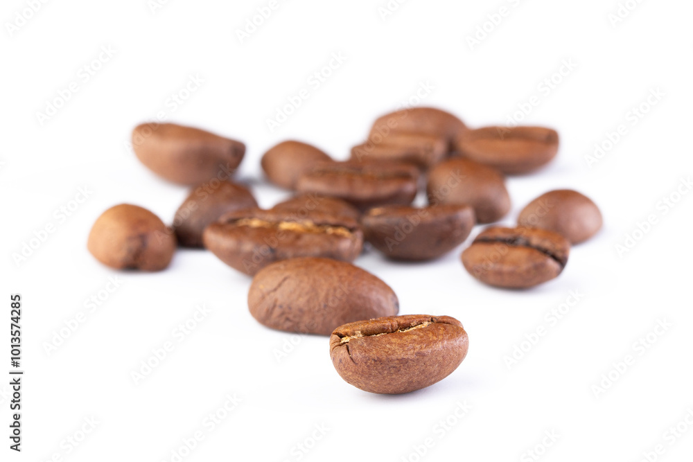 Naklejka premium Roasted coffee beans isolated on white background
