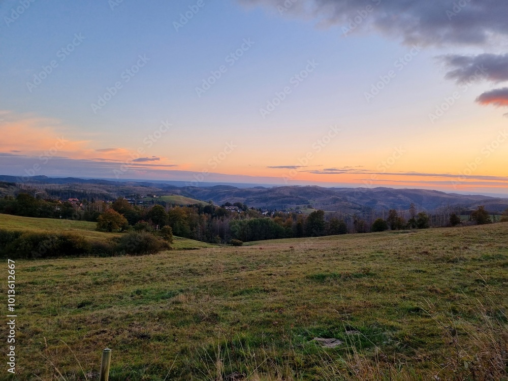 Abendhimmel im Herbst, Blick in den Harz bei Sankt Andreasberg im Oberharz Richtung Sankt Andreasberg und Osterode am Harz, Niedersachsen Abendhimmel im Herbst, Blick in den Harz bei Sankt Andreasberg im Oberharz Richtung Sankt Andreasberg und Osterode am Harz, Niedersachsen