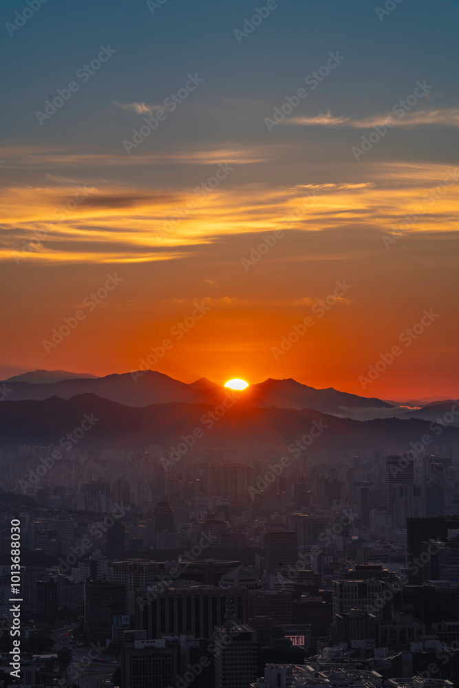 Fototapeta premium Sunrise over Seodaemun Ansan