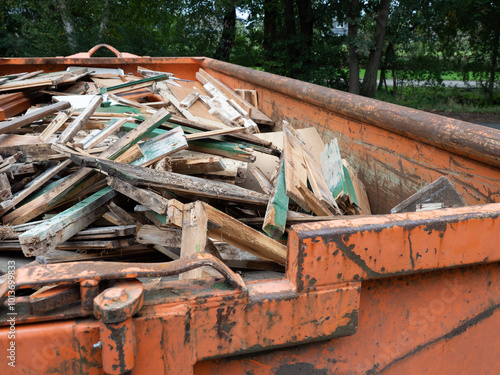 Haushaltsauflösung - Entrümpelung - Altholz entsorgen - Holzcontainer