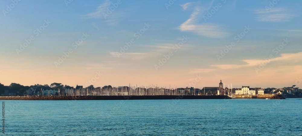 Fototapeta premium Vue depuis la mer sur le port de Piriac-Sur-Mer, Loire-Atlantique, France